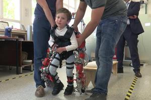 آزمایش اولین ربات پوشیدنی برای کودکان