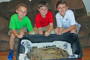  یافتن استخوان یک حیوان منقرض شده توسط 3 کودک