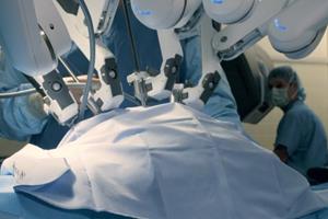 جراحی 2 مرحله‌ای یک بیمار به صورت رباتیک