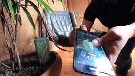 شارژ تلفن همراه با خاک گیاهان 