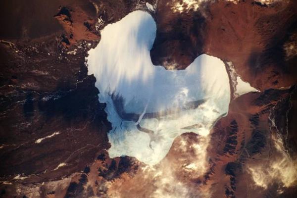 این دریاچه قلبی شکل دلربا را از فضا ببینید