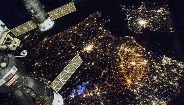 نمای خارق‌العاده زمین در شب از منظر فضا