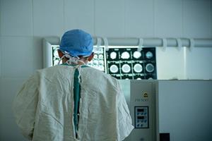 جراحی دقیق‌تر تومورها بوسیله روشن کردن تومور با نور فلورسانس