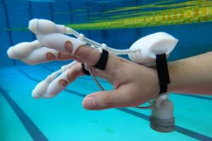 لمس اجسام و تأسیسات زیر آب با دستکش دلفینی 