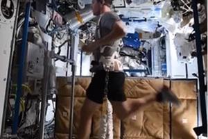 دویدن فضانورد ایستگاه فضایی بین‌المللی روی تردمیل