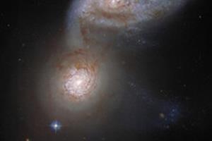 رقص ۲ کهکشان مارپیچی در فضا