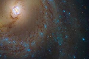  تصویر هابل از یک کهکشان مارپیچی