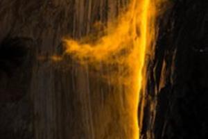 آبشاری که آب آن آتشین می‌شود 