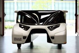 ساخت خودروی خورشیدی هوشمند مخصوص خانواده 