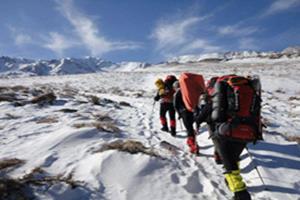 کوهنورد روس با یخ و برف پایش را جراحی کرد 