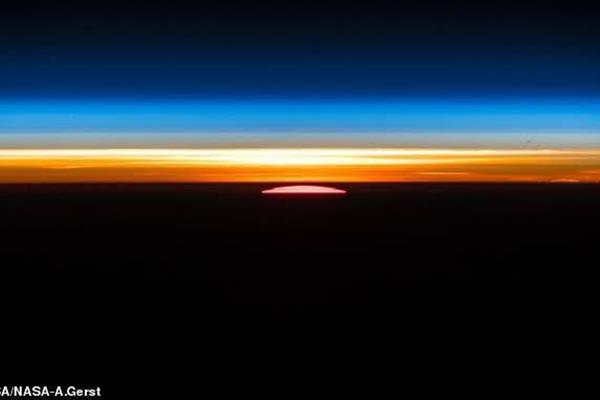 طلوع مسحورکننده خورشید از منظر ایستگاه فضایی
