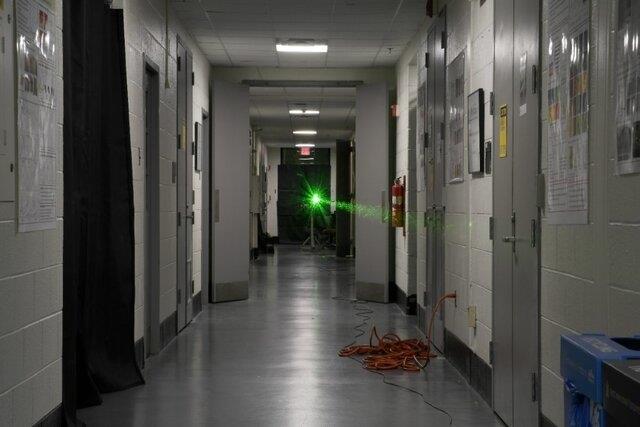 فیزیکدانان رکورد شلیک لیزر را در راهرو دانشگاه شکستند!