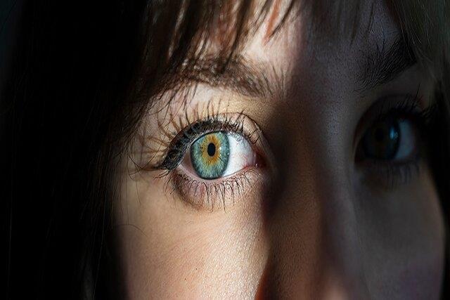 تاثیر رنگ چشم بر توانایی خواندن