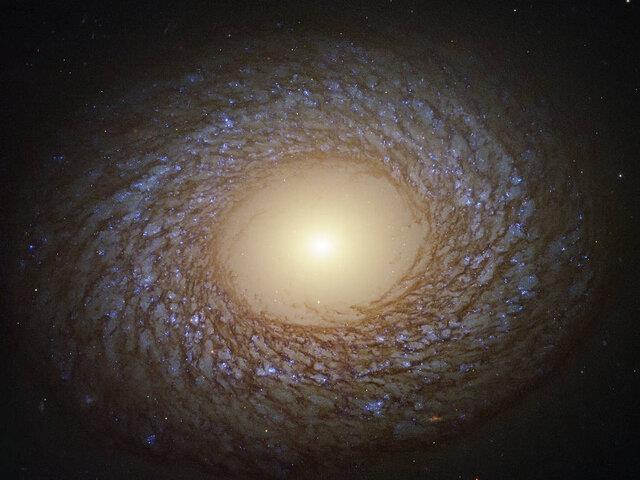  رصد یک کهکشان مارپیچی توسط تلسکوپ فضایی هابل
