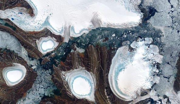 جزیره‌ای که نصف آن از یخ پوشیده شده است