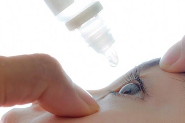  لنزی که با تغییر رنگ از جذب قطره چشمی خبر می‌دهد