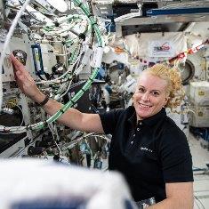 فضانورد ناسا در حال کار روی تجهیزات تحقیقاتی در فضا