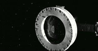 نمونه‌های جمع‌آوری شده از سیارک "بنو" در حال رها شدن در فضا هستند