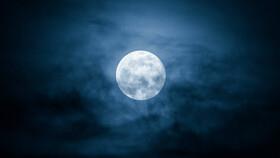ماه یک دنباله بلند سدیمی دارد!