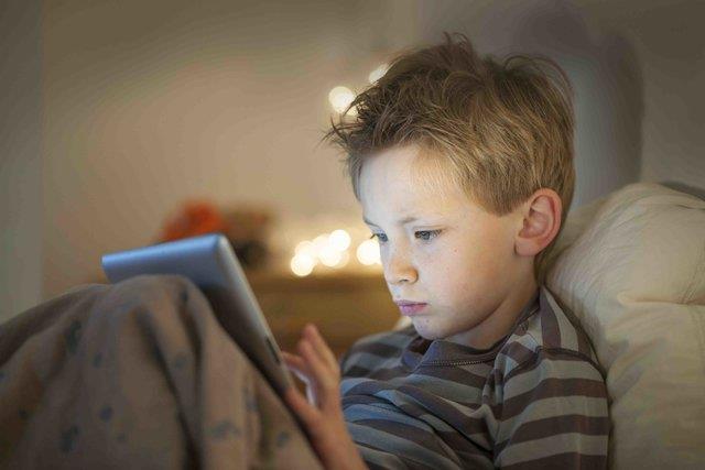  بازی با موبایل قبل از خواب برای کودکان چه عوارضی دارد؟