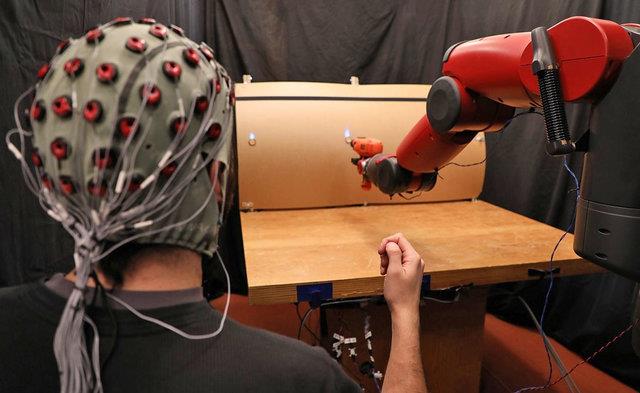 کنترل ربات‌ها با سیگنال‌های مغز و حرکات دست