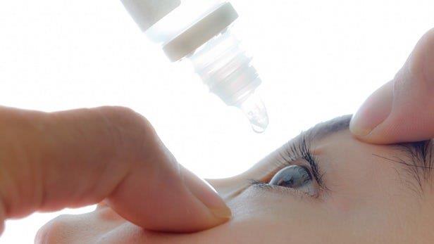  لنزی که با تغییر رنگ از جذب قطره چشمی خبر می‌دهد