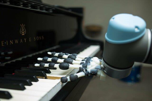  دست رباتیک چاپ ۳بعدی پیانو می‌نوازد