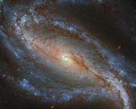 تصویر هابل از یک کهکشان مارپیچی میله‌ای