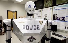 پلیس رباتیک با قابلیت نگهبانی از خیابان و ارائه بلیط 